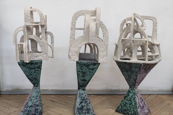 Ольга Хан. ''Воздушные замки'', 2024. Триптих. Шамот, глазури, размер каждого модуля 80х35х35 см. Фото из архива Ольги Хан