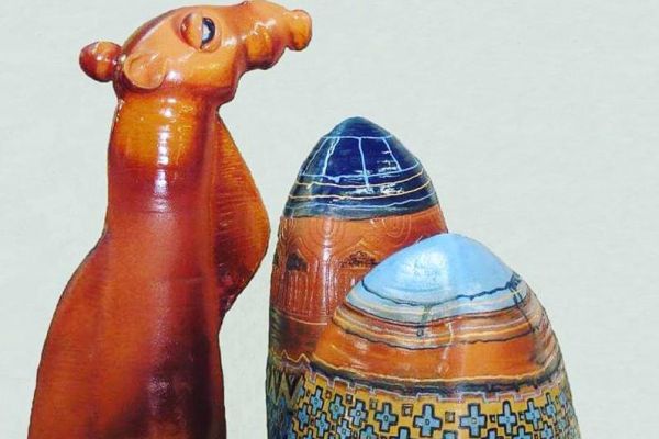 Александра Створа. ''Бархан''. Трехчастная композиция. Красная глина, ангобы,  высота 90 см, 80 см, 70 см. Фото из архива Александры Створы