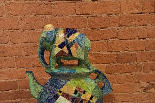 Ирина Красношлыкова. ''Индийский чай'', 2023. Шамот, глазури, 47х38х19 см. Фото Гузели Галямовой