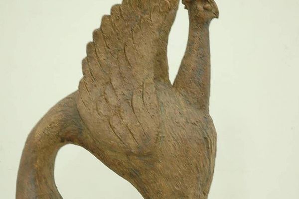 Сергей Лазарев. ''Грифон'', 2023. Шамот, ангобы, 54х30х15 см. Фото из архива Сергея Лазарева