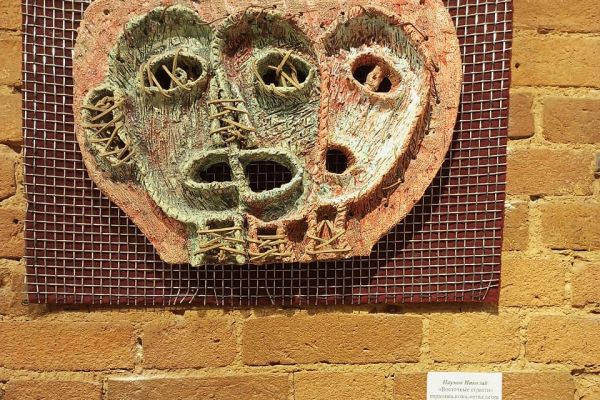 Николай Наумов. ''Восточные страсти''. Шамот, эмали, кожа, металлическая сетка, 60х45 см. Фото Гузели Галямовой