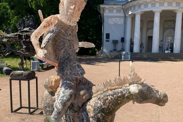 Андрей Криволапов.  ''Домой в Бухару'', 2024. Цветное стекло, 50х61х30 см. Фото из архива Андрея Криволапова