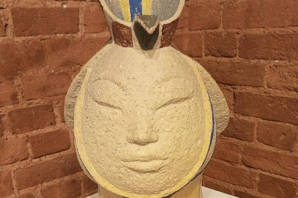 Наталия Мещанинова. ''Голова''. Шамот, ангобы, глазури, высота 45 см. Фото Гузели Галямовой 