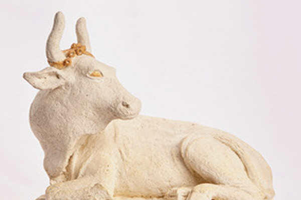 Татьяна Пименова. ''Священная корова''. Шамот, ангобы, 38х41х26 см. Фото из архива Татьяны Пименовой