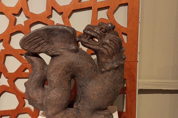 Рамиль Шерифзянов. ''Дракон'', 2023. Шамот, ангобы, эмаль, 33х30х17 см. Фото Гузели Галямовой 