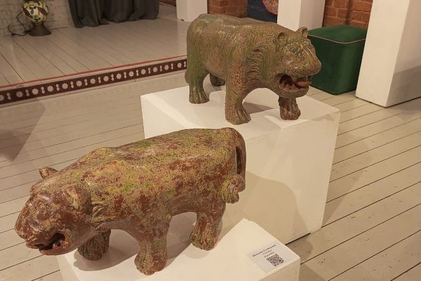 Екатерина Яковлева. ''Тигры'', 2023. Шамот, ангобы. ''Тигренок'': 64х26х31 см. ''Тигрица-мать'': 35х77х30 см. Фото Гузели Галямовой