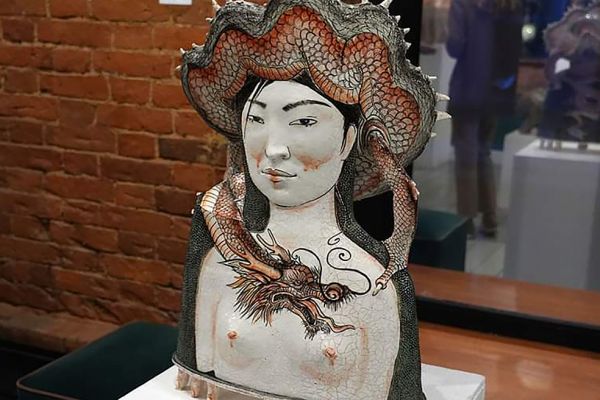 Маргарита Камардина. ''Девушка с характером''. Керамика, 65х55х35 см. Фото Игоря Дрёмина