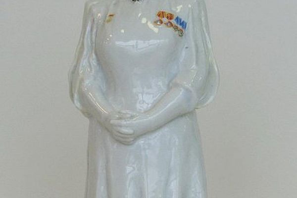 1951-artistka-a-a-yablochkina-1951-avtor-modeli-i-slonim-avtor-rospisi-e-n-lupanova-farfor-rospis-nadglazurnaya-polikhromnaya-pozolota-27-4kh11-3kh10-sm-podnozhie-9-7kh11-sm-gosudarstvennyj-ermitazh4C68F647-3D17-EF9C-557A-6AB90CE240CA.jpg