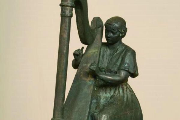 Илья Слоним. Портрет арфистки Веры Дуловой. Бронза, 38х21,5х26 см. Вятский художественный музей имени В.М. и А.М. Васнецовых, Кировская область