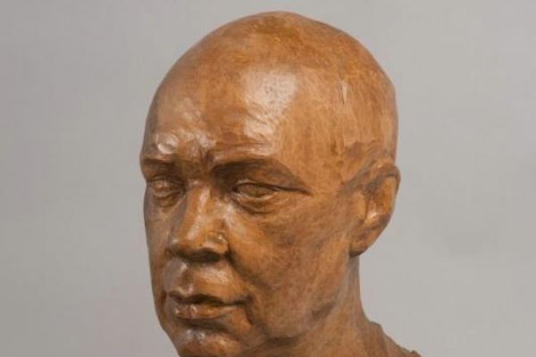 Илья Слоним. Портрет композитора Сергея Прокофьева. Дерево, высота 45 см. Российский национальный музей музыки, Москва