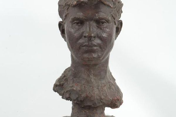 Илья Слоним. Портрет пианиста Эмиля Гилельса. Гипс тонированный, 68х22 см. Российский национальный музей музыки, Москва