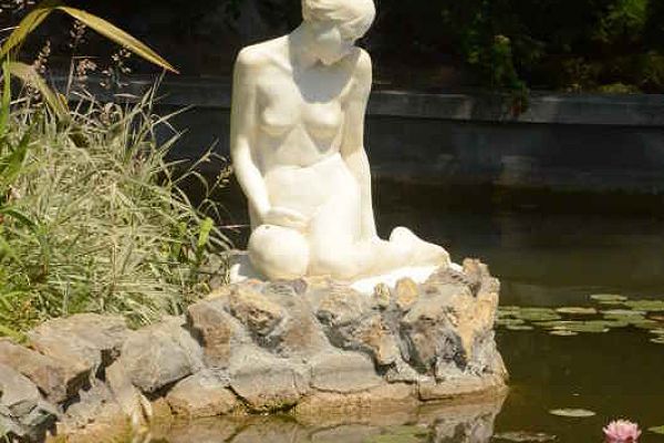 Надежда Крандиевская. Сидящая девушка, 1916. Мрамор, натуральная величина. Никитский ботанический сад, Ялта, Крым. Фото: сайт Никитского ботанического сада