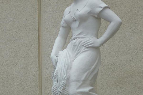 Надежда Крандиевская. Фигура крестьянки, 1936. Бетон. Совместно с Л.М. Писаревским. Парапет кинотеатра ''Мир'', Нижний Новгород. Фото: vigle