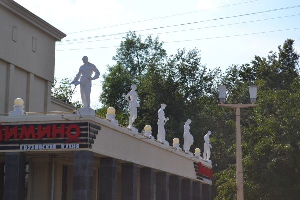 Надежда Крандиевская. Фигуры рабочего, крестьянки, пилота, спортсменки, 1936. Всего одиннадцать фигур с повторами. Бетон. Совместно с Л.М. Писаревским. Парапет кинотеатра ''Мир'', Нижний Новгород 