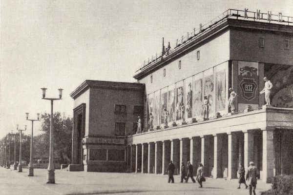 Надежда Крандиевская. Фигуры рабочего, пилота, крестьянки и спортсменки, 1936. Всего 11 фигур с повторами. Бетон. Совместно с Л.М. Писаревским. Парапет кинотеатра ''Мир, Нижний Новгород''