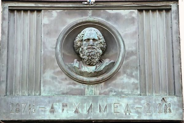 Надежда Крандиевская, Архимед, 1937-1938. Бюст-медальон. Бронза, 4 натуральные величины. Фасад Российской государственной библиотеки, Москва. Фото: группа ''Древняя Греция. Античность'' (ВКонтакте)