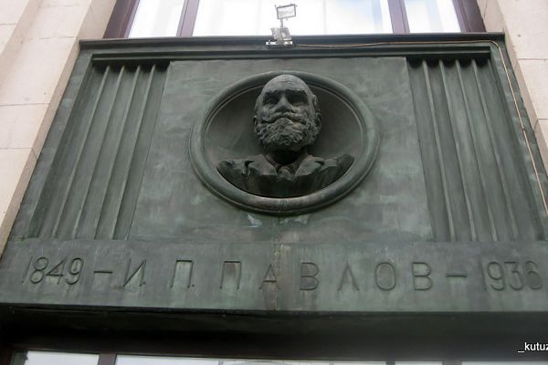 Надежда Крандиевская. И.П. Павлов, 1937-1938. Бюст-медальон. Бронза, 4 натуральные величины. Фасад Российской государственной библиотеки, Москва