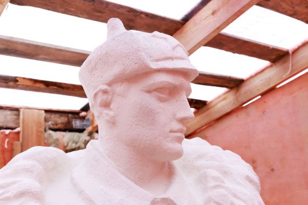 Надежда Крандиевская. Красноармеец (фрагмент), 1937-1938. Бетон. После реставрации 2023 года. Крыша Российской государственной библиотеки, Москва. Фото Марии Говтань (пресс-служба РГБ)