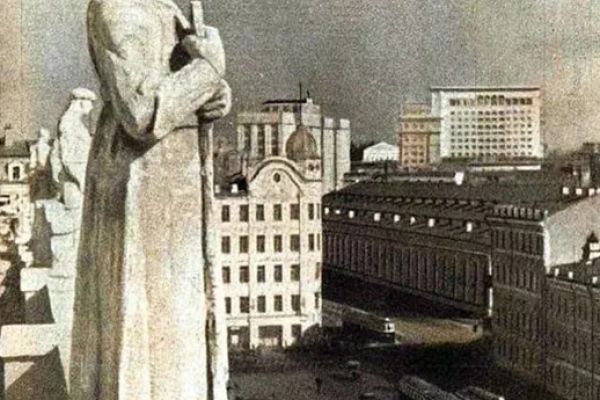 Надежда Крандиевская. Красноармеец (ракурс), 1937-1938. Бетон, высота 300 см. Повторен дважды. Крыша Государственной библиотеки СССР имени В. И. Ленина (ныне Российская государственная библиотека), Москва. Фото конца 1930-х годов. Опубликовано на сайте pastvu. com