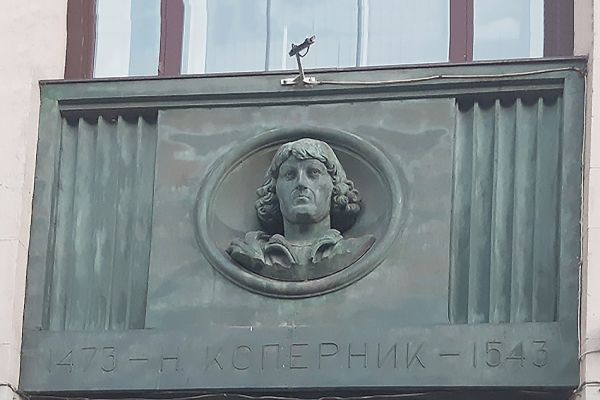 Надежда Крандиевская. Н. Коперник, 1937-1938. Бюст-медальон. Бронза, четыре натуральные величины. Фасад Российской государственной библиотеки, Москва. Фото: hardsign.livejournal.com