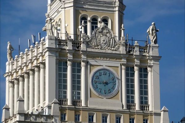 Надежда Крандиевская. Фигуры Рабочего, Колхозницы и Воина, 1940-1941. Бетон. Башня гостиницы ''Пекин'', Москва. Архитектор Д.Н. Чечулин. После войны работа выполнена Н. В. Томским по эскизам Н. Крандиевской и П. Файдыша. Фигуры отреставрированы в 2020 году. Фото: mosprogulka.ru