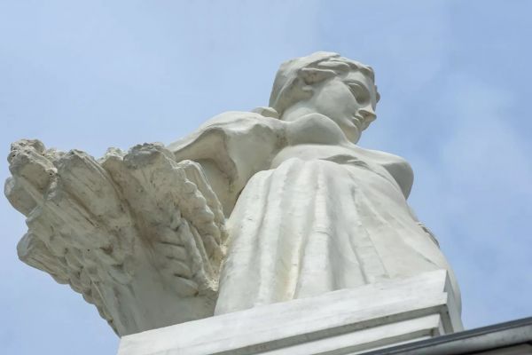 Надежда Крандиевская. Фигура Колхозницы (фрагмент), 1940-1941. Бетон. Башня гостиницы ''Пекин'', Москва. Архитектор Д.Н. Чечулин. После войны работа выполнена Н. В. Томским по эскизам Н. Крандиевской и П. Файдыша. Фигура после реставрации 2020 года. Фото: mos.ru  