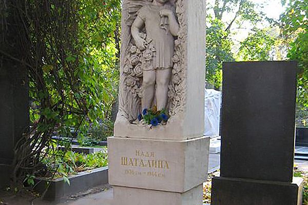 Надежда Крандиевская. Надгробный памятник Наде Шаталиной, 1944. Мрамор. Архитектор И.В. Жолтовский. Новодевичье кладбище, Москва