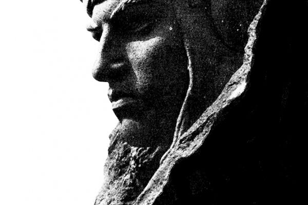 Надежда Крандиевская. Надгробный памятник Герою Советского Союза, гвардии старшему лейтенанту Ю.Н. Зыкову (фрагмент), 1945. Гранит. Новодевичье кладбище, Москва. Фото из альбома ''А.В. Парамонов. Н.В. Крандиевская'', М., ''Советский художник'', 1969