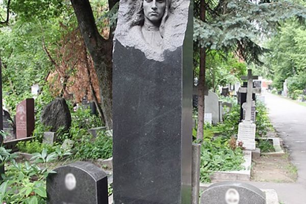 Надежда Крандиевская. Надгробный памятник Герою Советского Союза, гвардии старшему лейтенанту Ю.Н. Зыкову, 1945. Гранит. Новодевичье кладбище, Москва