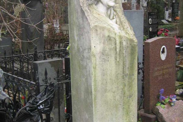 Надежда Крандиевская. Надгробный памятник С.Э. Егоровой, 1949. Мрамор. Новодевичье кладбище, Москва. Фото: kartarf.ru