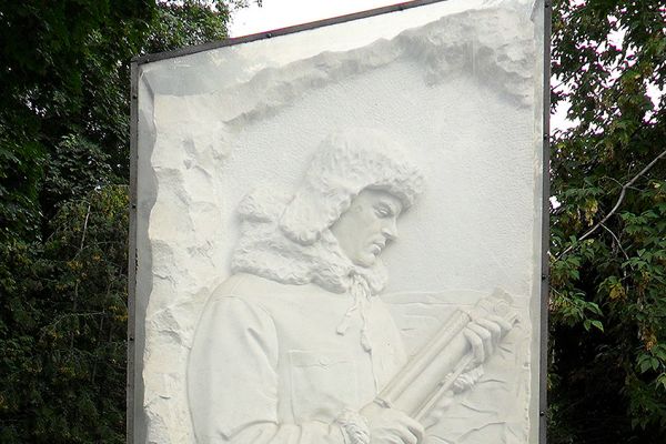 Надежда Крандиевская. Надгробный памятник Герою Советского Союза, полярному исследователю П.П. Ширшову (фрагмент), 1954. Мрамор, гранит. Новодевичье кладбище, Москва. Фото: Щербаков 4