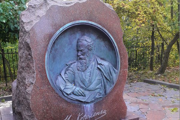 Надежда Крандиевская. Надгробный памятник писателю В.Г. Короленко (ракурс), 1962. Бронза, гранит,  высота 215 см. Архитекторы В.А. Пасечный, Л.С. Вайнгорт. Литературно-мемориальный музей В.Г. Короленко, Полтава, Украина. Фото Владислава Лесюка