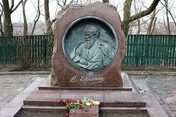 Надежда Крандиевская. Надгробный памятник писателю В.Г. Короленко, 1962. Бронза, гранит,  высота 215 см. Архитекторы В.А. Пасечный, Л.С. Вайнгорт. Литературно-мемориальный музей В.Г. Короленко, Полтава, Украина 