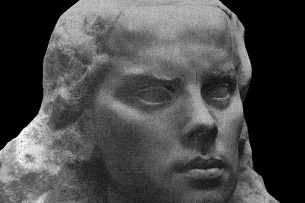 Надежда Крандиевская. Портрет Н. Меллер, 1911. Мрамор. Фото из альбома ''А.В.  Парамонов. Н.В. Крандиевская'', М., ''Советский художник'', 1969