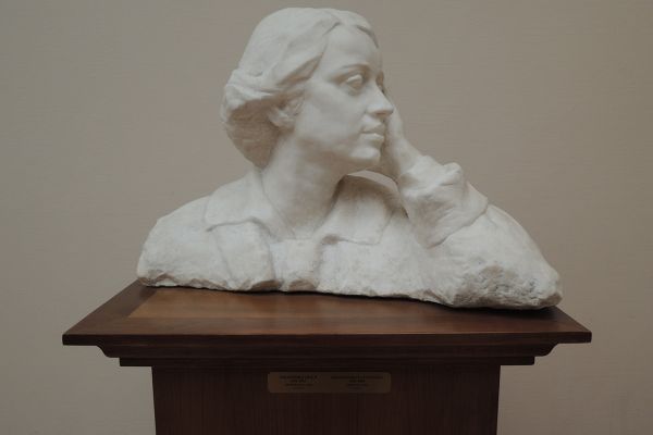 Надежда Крандиевская. Поэтесса С.Я. Парнок, 1913. Мрамор, высота 42 см. Государственная Третьяковская галерея, Москва