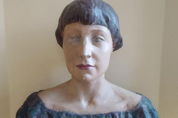 Надежда Крандиевская. Портрет Марины Цветаевой, 1915. Гипс, роспись, 41,5х49,5х26 см. Государственный музей истории российской литературы имени В.И. Даля, Москва