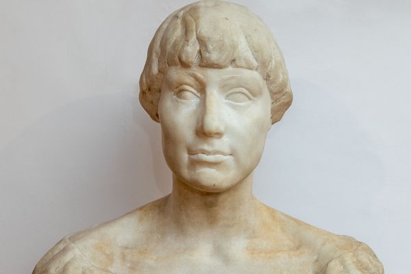 Надежда Крандиевская. Портрет поэтессы Марины Цветаевой, 1915. Мрамор, 41х47х28 см. Государственное музейное объединение ''Художественная культура Русского Севера'', Архангельск