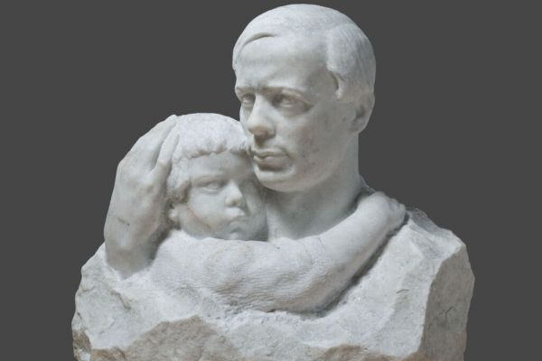 Надежда Крандиевская. Отец и сын (П.П. и А.П. Файдыши), 1922. Мрамор, 62х60х30 см. Переведено в мрамор в 1962 году. Государственная Третьяковская галерея, Москва. Фото: сайт ''Моя Третьяковка''