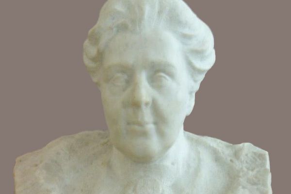 Надежда Крандиевская. Портрет Народной артистки СССР А.А. Яблочкиной. Мрамор, 50х45х38 см. Музей изобразительных искусств, Комсомольск-на-Амуре, Хабаровский край