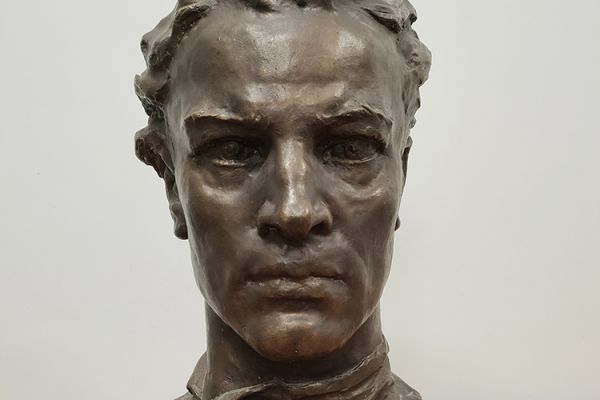 Надежда Крандиевская. Комсомолец. 1905 год, 1955. Бронза, мрамор, 45,5х21,5х22 см. Государственный центральный музей современной истории России, Москва