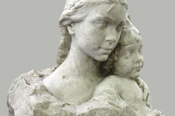 Надежда Крандиевская. Сёстры, 1959. Мрамор, 58х68х43 см. Мурманский областной художественный музей