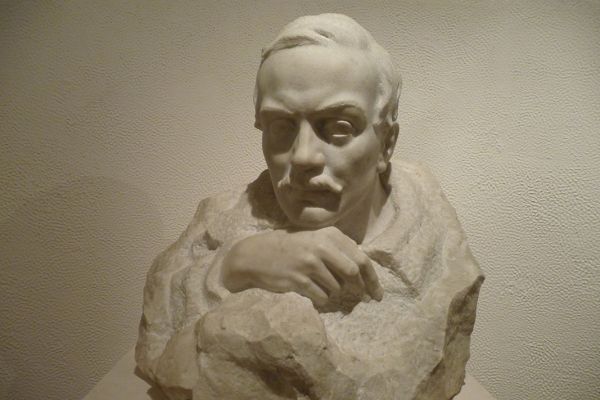 Надежда Крандиевская. Портрет М.Ю. Лермонтова, 1960. Мрамор, 59х60х45 см. Государственный музей-заповедник М.Ю. Лермонтова, Пятигорск, Ставропольский край