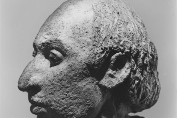 Нинель Богушевская. ''Художник Георгий Франгулян'', 1982. Шамот, 30х18х27 см. фото из архива Максима Митлянского