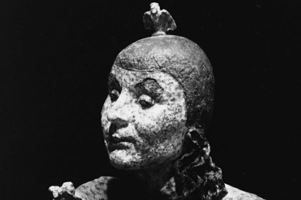 Нинель Богушевская. ''Портрет Маргариты Соловьевой'' (ракурс), 1983. Из серии ''Портреты творчества''. Шамот, роспись, 42х30х38 см. Фото из архива Максима Митлянского