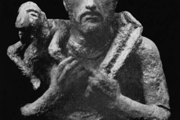 нинель Богушевская. ''Портрет художника Лазаря Гадаева'', 1983. Из серии ''Портреты творчества''. Шамот, 95х52х28 см. Фото из Каталога групповой выставки произведений московских художников, М., Московская организация СХ РСФСР, 1985