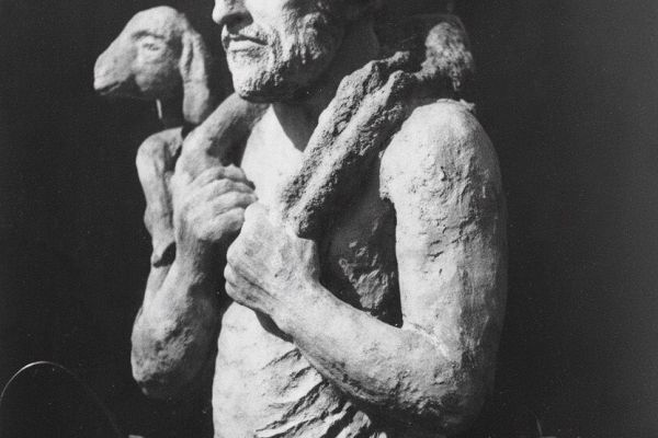 Нинель Богушевская. ''Портрет художника Лазаря Гадаева'' (ракурс)1983. Из серии ''Портреты творчества''. Шамот, 95х52х28 см. Фото из архива Максима Митлянского