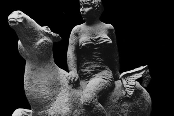 Нинель Богушевская. ''Портрет художника Людмилы Сошинской'', 1983. Из серии ''Портреты творчества''. Шамот, 73х85х50 см. Фото из Каталога групповой выставки произведений московских художников, М., Московская организация СХ РСФСР, 1985