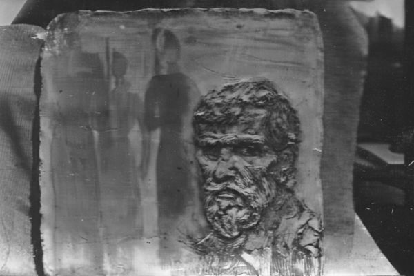 Нинель Богушевская. ''Тени забытых друзей'' (скульптор Даниэль Митлянский), 1984. Плакетка. Шамот, 37х34 см. Фото из архива Максима Митлянского