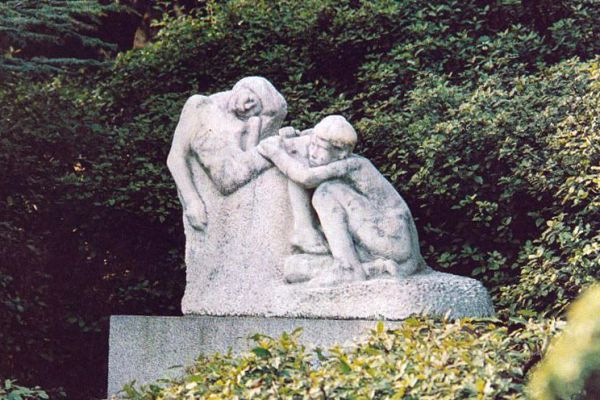 Александр Матвеев, 1907. Мраморная копия исполнена в 1967 году А.Н. Черницким и установлена в парке пансионата Криворожский горняк (бывшее имение Я.Е. Жуковского), Жуковка, Крым. Ранее горельеф в цементе находился здесь же и погиб в результате оползня. Фото Д.В. Белоуса из альбома: Е.Б. Мурина. Александр Матвеев. М., 1979