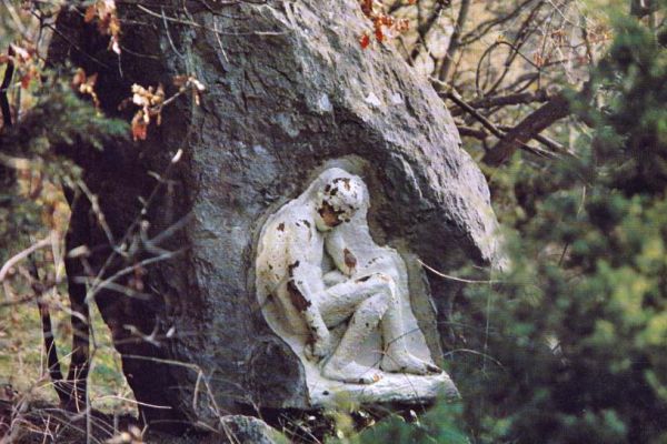 Александр Матвеев. ''Сидящий мальчик, 1907. Фрагмент горельефа Спящие мальчики. Майолика. Вделан в скалу в парке бывшей усадьбы В.С. Сергеева, Парковое, Крым. Фото Д.В. Белоуса из альбома: Е.Б. Мурина. Александр Матвеев. М., 1979